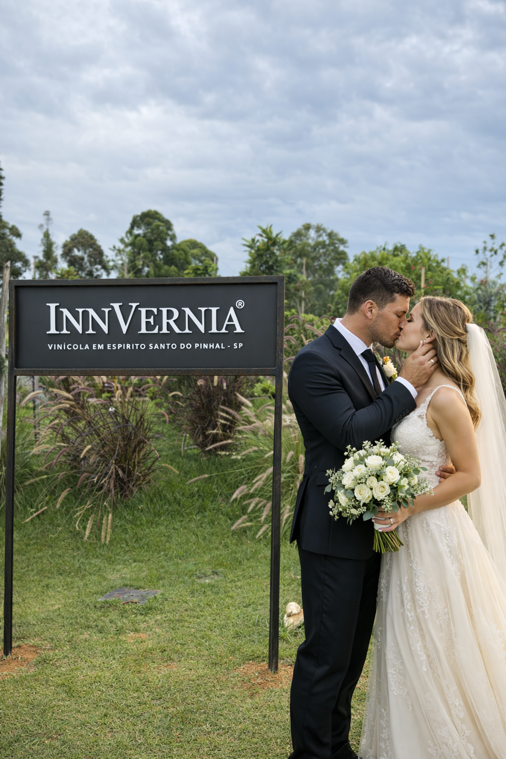 Casal na placa da Vinícola InnVernia